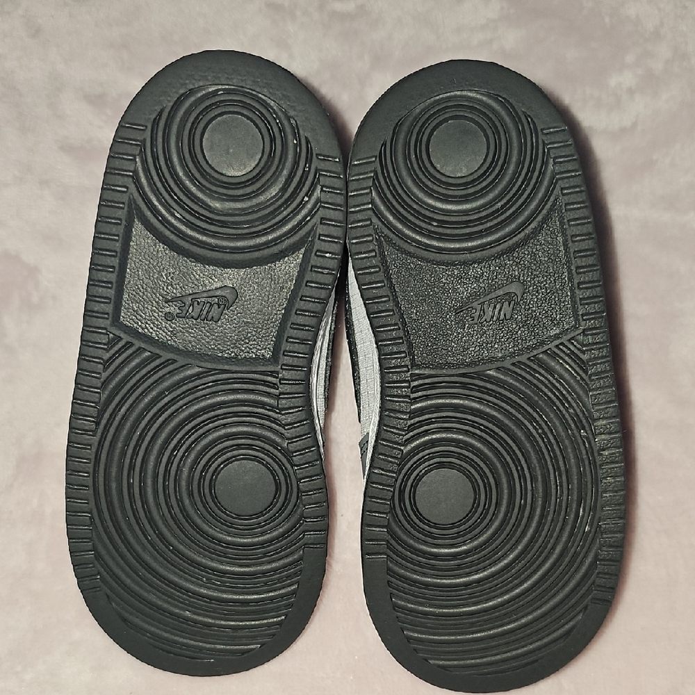 Nike Gray and Black Sneakers with Velcro Closure - Picture 3 of 8